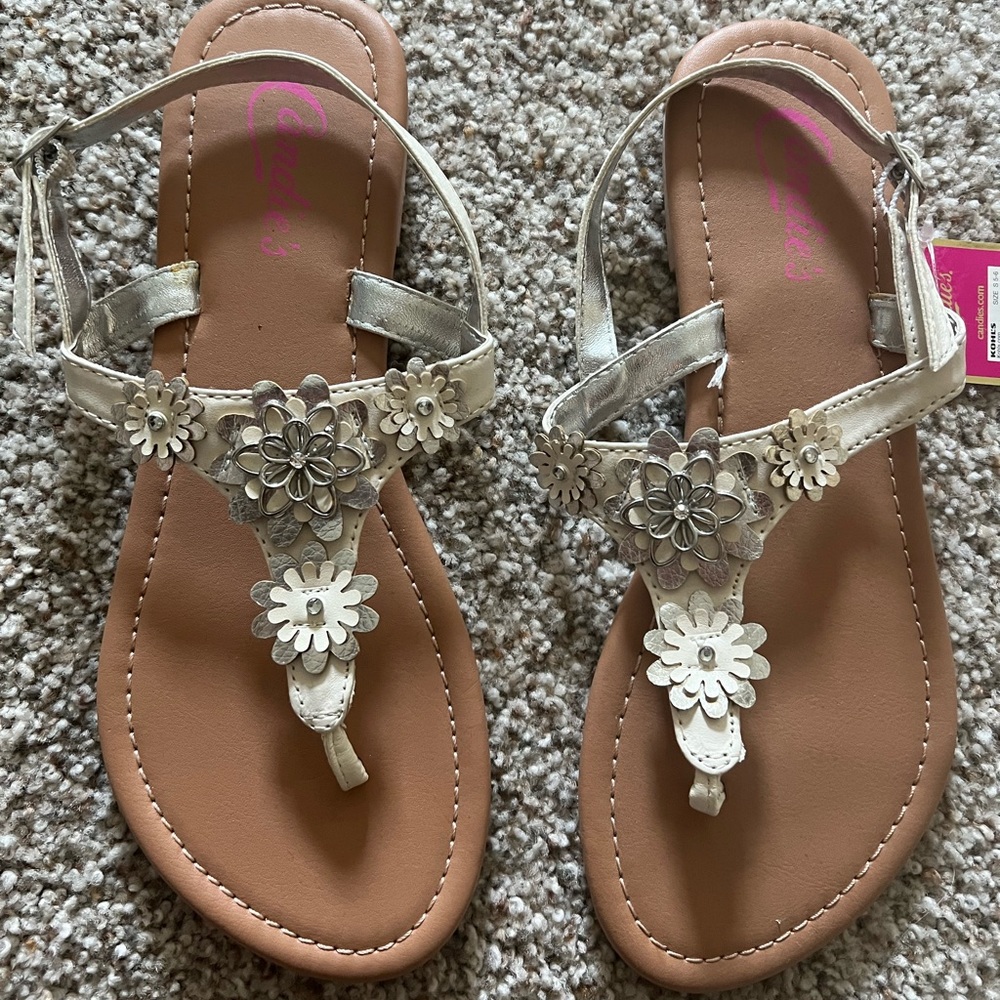 Candies Womens Small 5-6 White Silver Sandals NWT